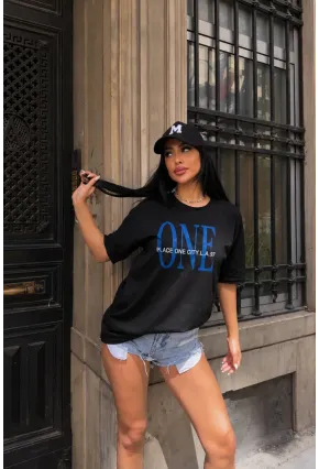 Siyah “ONE” Yazı Baskılı Oversize Penye T-Shirt – Modern Sokak Stili Tasarım