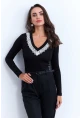 Kadın Siyah Kroşe Aksesuarlı V Yaka Bluz EY2969