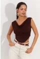 Kadın Kahverengi Degaje Yaka Yanları Büzgülü Crop Bluz B2494