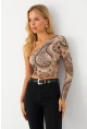 Kadın Vanilya-Siyah Tek Omuz Desenli Crop Bluz LİK14