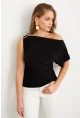 Kadın Siyah Aksesuarlı Asimetrik Kol Bluz VA102