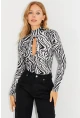 Kadın Siyah-Beyaz Önü Damla Zebra Desenli Bluz LPP1236