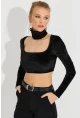 Kadın Siyah Kare Yaka Boyunluklu Kadife Crop Bluz B2867