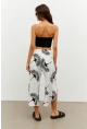 Kadın Beyaz-Siyah Pareo Desenli Pantolon ÖM402