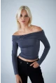 Kadın Gri Halka Aksesuarlı Madonna Yaka Crop Bluz COL3043